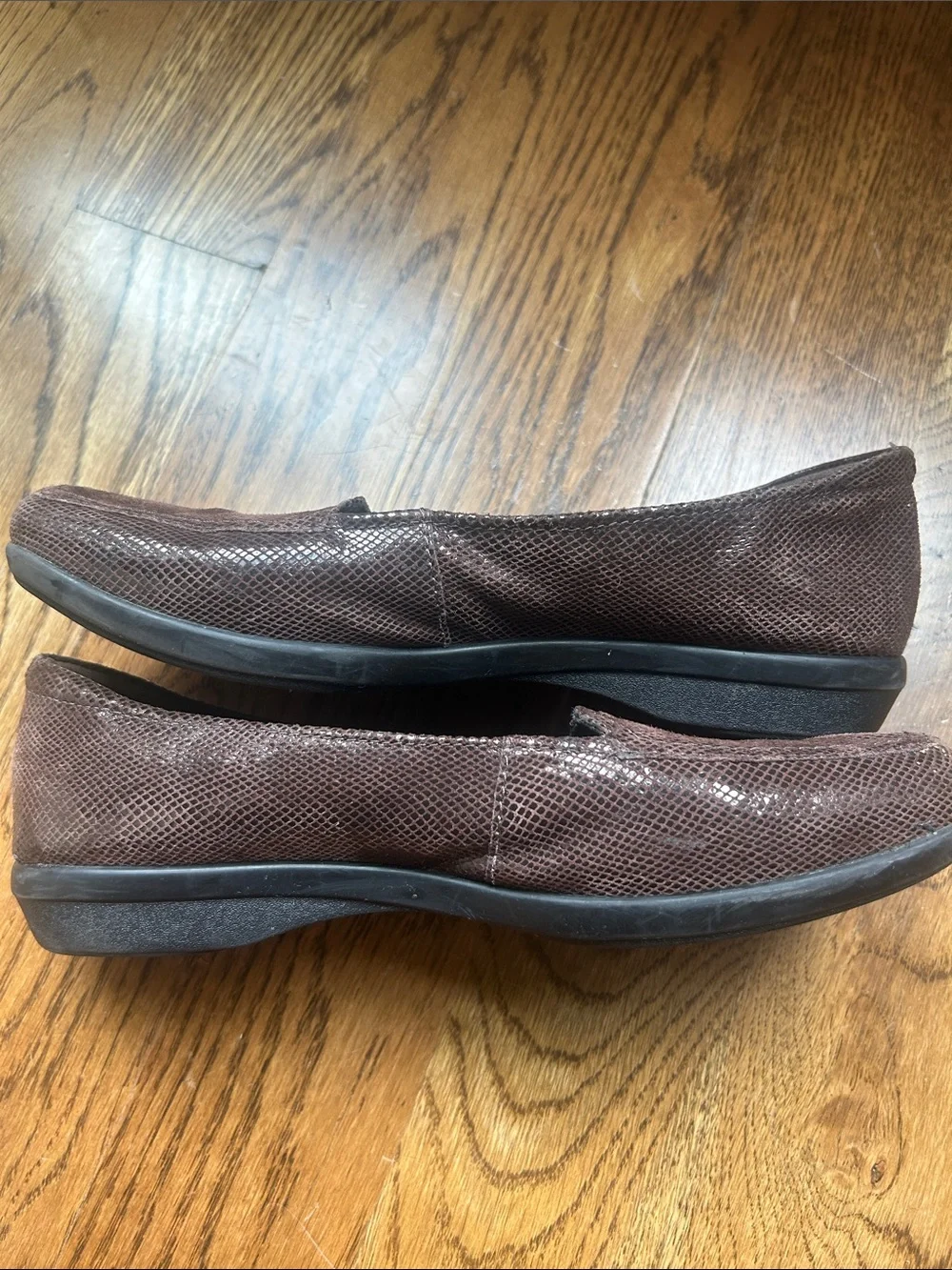 Clarks Cushion soft Women’s Dark Brown Textured Slip-On Loafers 8M/39M